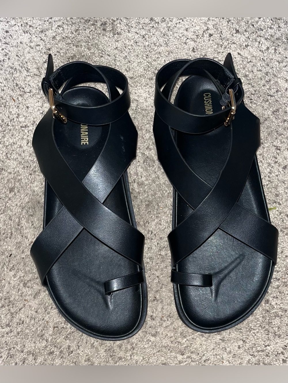 Cushionaire Entry Black Footbed Sandals vegan leather toe loop gold buckle 11W - Picture 2 of 12